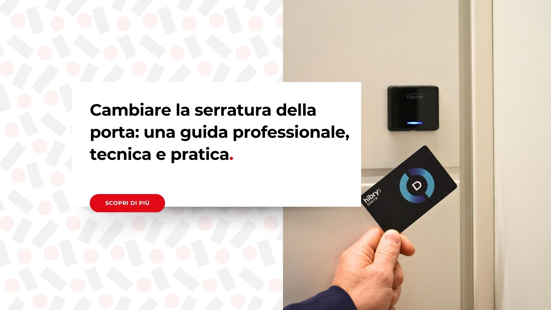 Persona che utilizza una scheda elettronica per aprire una porta con serratura smart Dierre.